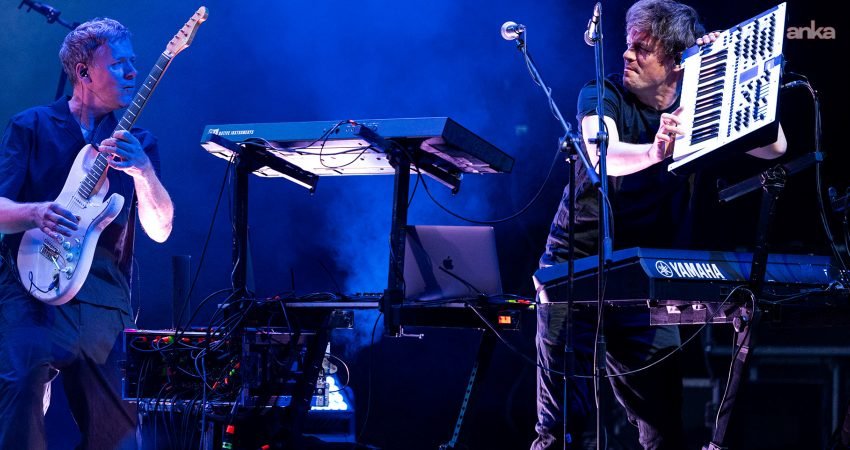 Synth-pop müziğin efsane gruplarından Alphaville, dün akşamı Harbiye Cemil Topuzlu