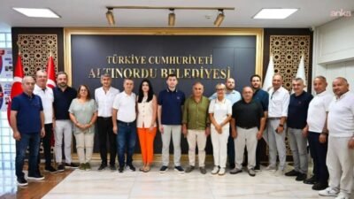 Altınordu Belediye Başkanı Ulaş Tepe, partili belediye meclis üyeleriyle birlikte