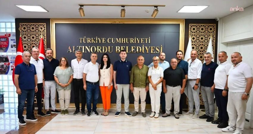 Altınordu Belediye Başkanı Ulaş Tepe, partili belediye meclis üyeleriyle birlikte