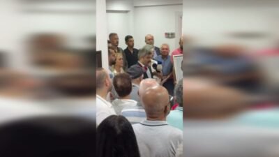 CHP Altınordu İlçe Başkanı Halis Poyraz, ilçe yönetimiyle birlikte CHP'den