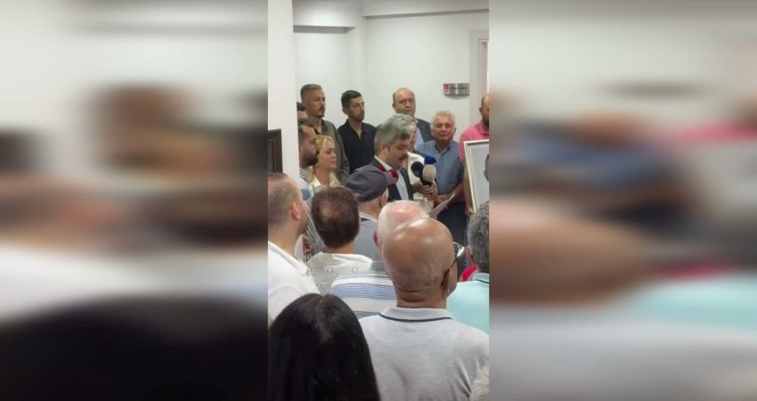 CHP Altınordu İlçe Başkanı Halis Poyraz, ilçe yönetimiyle birlikte CHP'den