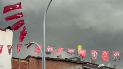 Amasya’nın Taşova ilçesinde etkili olan sağanak yağış, dolu ve şiddetli fırtına