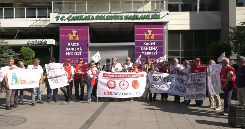 Dev Emekli-Sen üyeleri, Sakarya Caddesi'nden ses yükselterek, "En düşük emekli