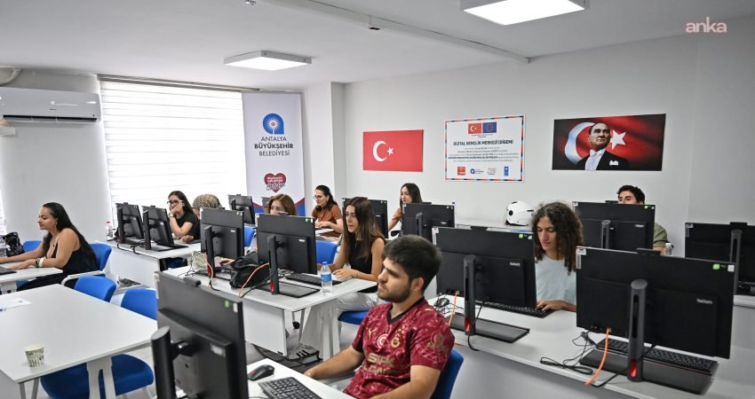 Antalya Büyükşehir Belediyesi, gençleri geleceğin mesleklerine hazırlayacak Dijital Gençlik Merkezi’ni