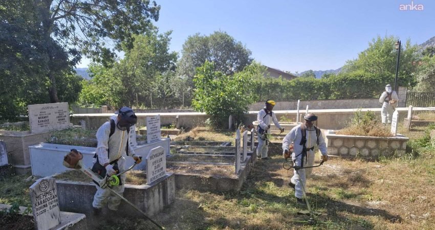 Antalya Büyükşehir Belediyesi Mezarlıklar Şube Müdürlüğü ekipleri, ilçelerde bulunan mezarlıklarda