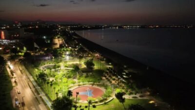 Antalya Büyükşehir Belediyesi ekipleri, Konyaltı Sahili’nde ziyaretçilere temiz, hijyenik ve