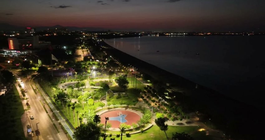 Antalya Büyükşehir Belediyesi ekipleri, Konyaltı Sahili’nde ziyaretçilere temiz, hijyenik ve
