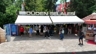 Antalya’nın simge doğal güzelliklerinden Düden Şelalesi, havanın ısınmasıyla yerli ve