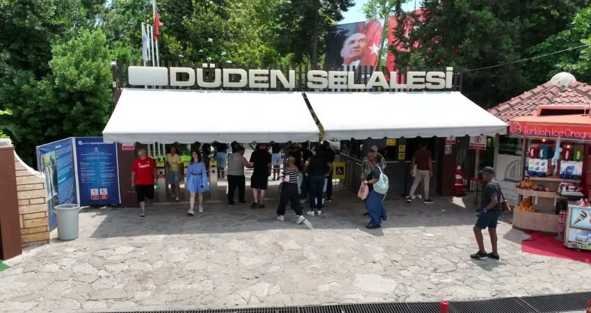 Antalya’nın simge doğal güzelliklerinden Düden Şelalesi, havanın ısınmasıyla yerli ve