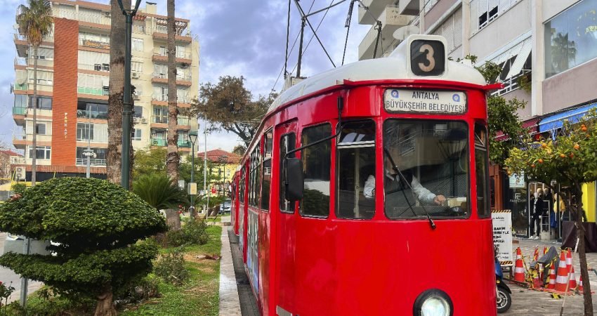 Antalya Büyükşehir Belediyesi Ulaşım Dairesi Başkanı Nurettin Şengül, 1999'da hizmete