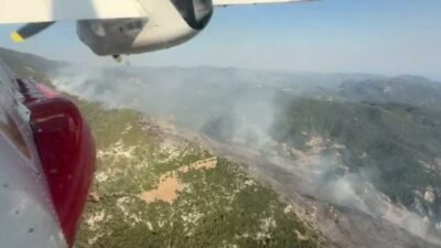 Antalya'nın Kaş ilçesinin Kınık Mahallesi'nde devam eden orman yangını, rüzgârın