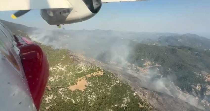 Antalya'nın Kaş ilçesinin Kınık Mahallesi'nde devam eden orman yangını, rüzgârın