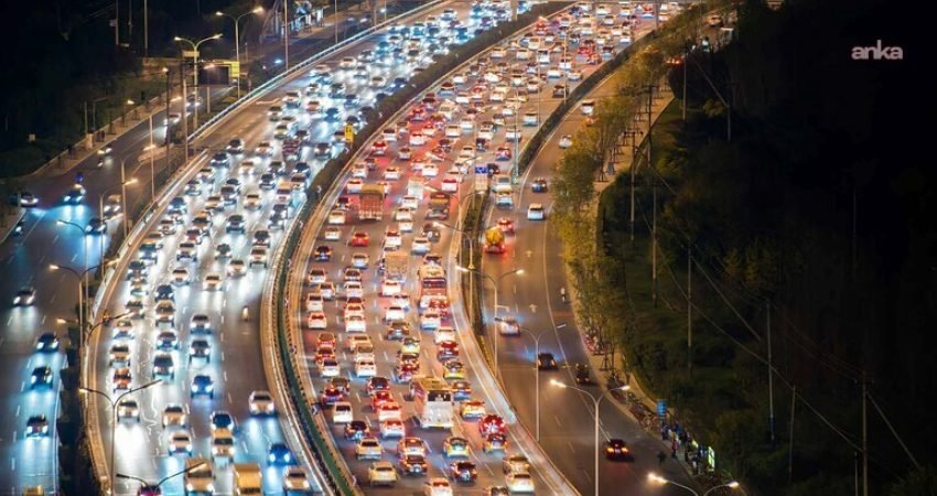 Resmi Gazete’de yayımlanan yönetmelikle, sürücülerin seyir halindeyken izleme ve kullanma