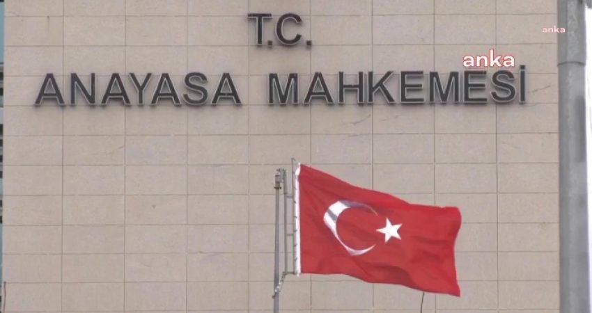 Anayasa Mahkemesi (AYM), noterlerin tatil günlerinde çalışmasının yönetmelikle düzenlenmesini iptal