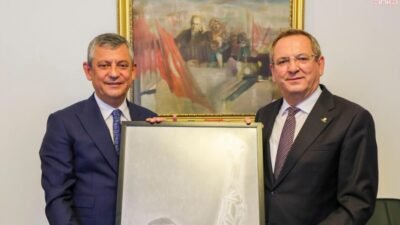 Ayvalık Belediye Başkanı Mesut Ergin, CHP Grup Başkanı Özgür Özel'i