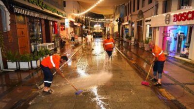 Ayvalık Belediyesi ekipleri, Cumhuriyet Meydanı ve Talatpaşa Caddesi başta olmak
