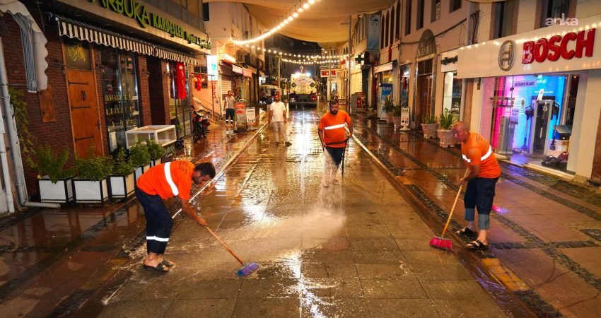 Ayvalık Belediyesi ekipleri, Cumhuriyet Meydanı ve Talatpaşa Caddesi başta olmak