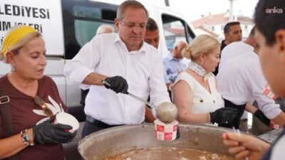 Ayvalık Belediyesi, Muharrem ayı dolayısıyla Cumhuriyet Meydanı'nda binlerce kişiye aşure
