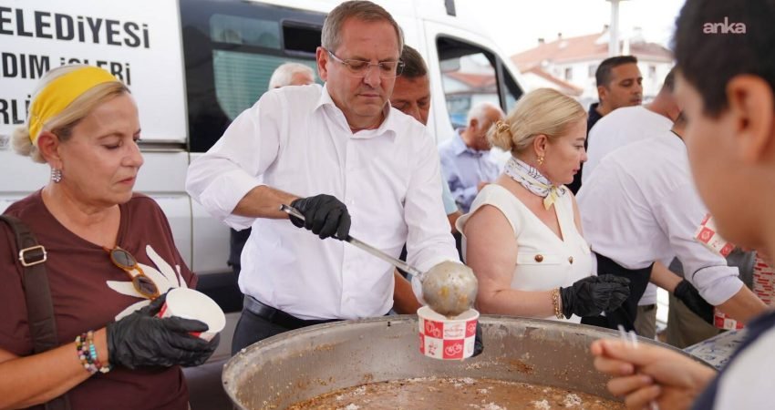 Ayvalık Belediyesi, Muharrem ayı dolayısıyla Cumhuriyet Meydanı'nda binlerce kişiye aşure