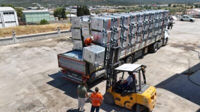 Ayvalık Belediyesi, eskiyen çöp konteynerlerini yenilemek amacıyla temin ettiği bin