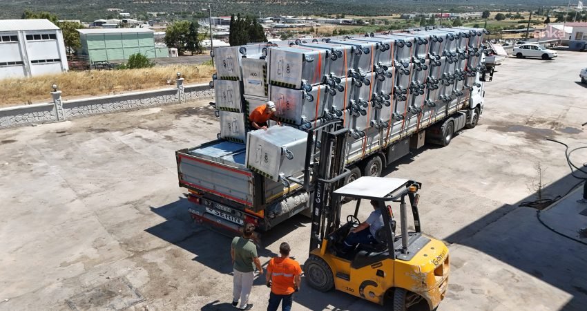 Ayvalık Belediyesi, eskiyen çöp konteynerlerini yenilemek amacıyla temin ettiği bin