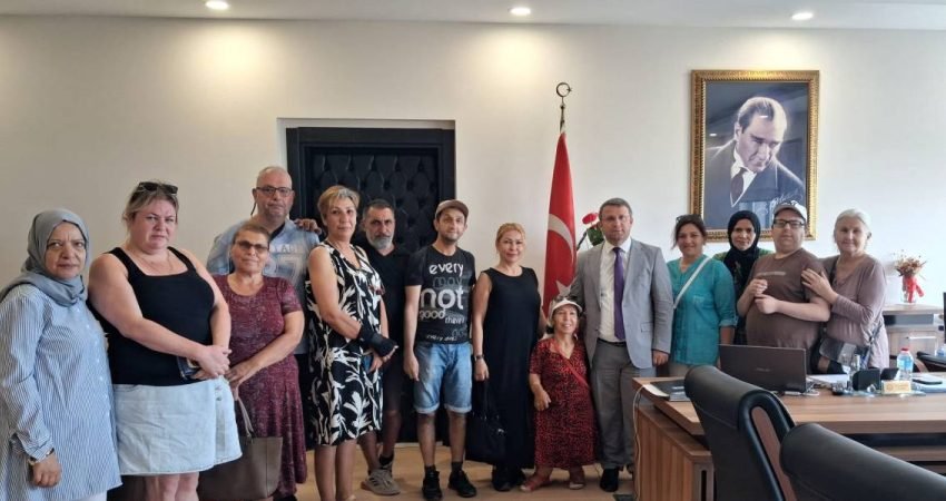 Birlik Ortopedik Engelliler Derneği (BOED) yöneticileri ile üyeleri, Ayvalık Kaymakamı