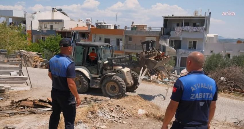 Ayvalık Belediyesi Zabıta, Fen İşleri ve Temizlik İşleri Müdürlüğü ekipleri,