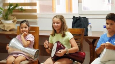Ayvalık Belediyesi'nin Mahalleevleri bünyesinde çocuklar için düzenlediği Ritim Atölyesi yoğun
