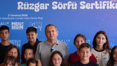 Ayvalık Belediyesi'nin yaz tatili boyunca çocukları sporla ve denizle buluşturmak