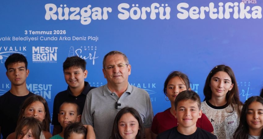 Ayvalık Belediyesi'nin yaz tatili boyunca çocukları sporla ve denizle buluşturmak