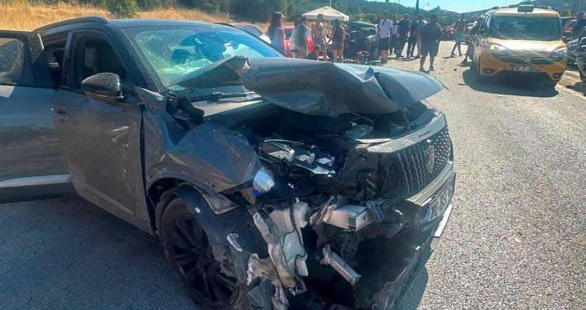 Balıkesir’in Ayvalık ilçesinde 4 aracın karıştığı trafik kazasında 6 kişi
