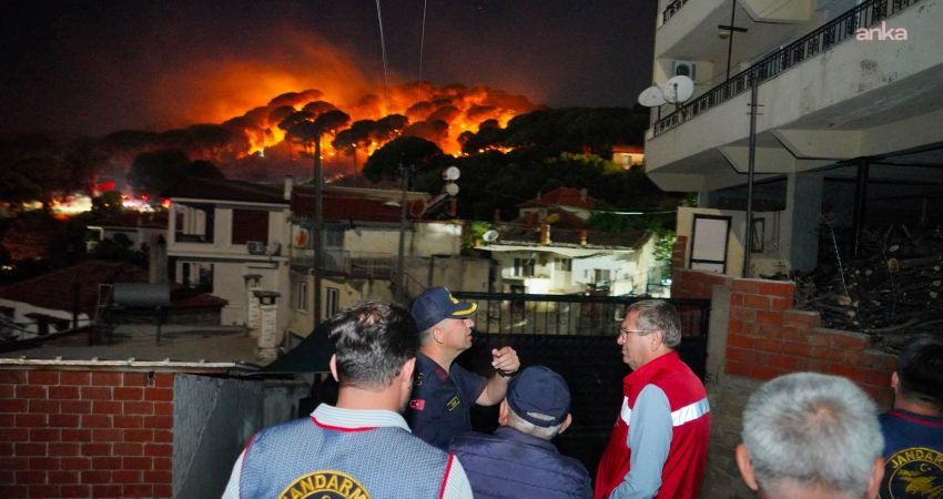 Ayvalık'ta Bağyüzü Mahallesi çevresinde başlayan ve şiddetli rüzgarın etkisiyle Hacıveliler,