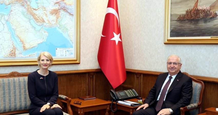 Milli Savunma Bakanı Yaşar Güler, veda ziyaretinde bulunan Birleşik Krallık'ın