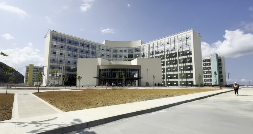 Sağlık Bakanı Kemal Memişoğlu, Trabzon Şehir Hastanesi'nde incelemelerde bulunarak, "Hedefimiz