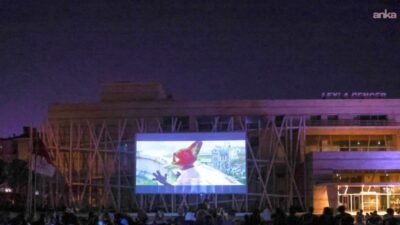 Bakırköy Belediyesi'nin düzenlediği Açık Hava Sinema Günleri'nin dördüncü gösteriminde vatandaşlar,