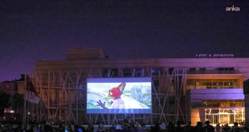 Bakırköy Belediyesi'nin düzenlediği Açık Hava Sinema Günleri'nin dördüncü gösteriminde vatandaşlar,