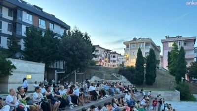Bakırköy Belediyesi’nin düzenlediği Açık Hava Sinema Günleri'nin ikinci gösterimde vatandaşlar,