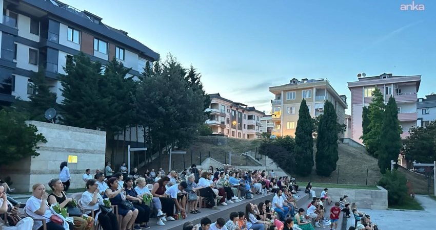 Bakırköy Belediyesi’nin düzenlediği Açık Hava Sinema Günleri'nin ikinci gösterimde vatandaşlar,