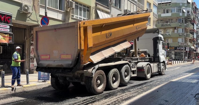 İzmir Büyükşehir Belediyesi kentin ana arterlerinde gerçekleştirdiği yol yenileme çalışmalarına