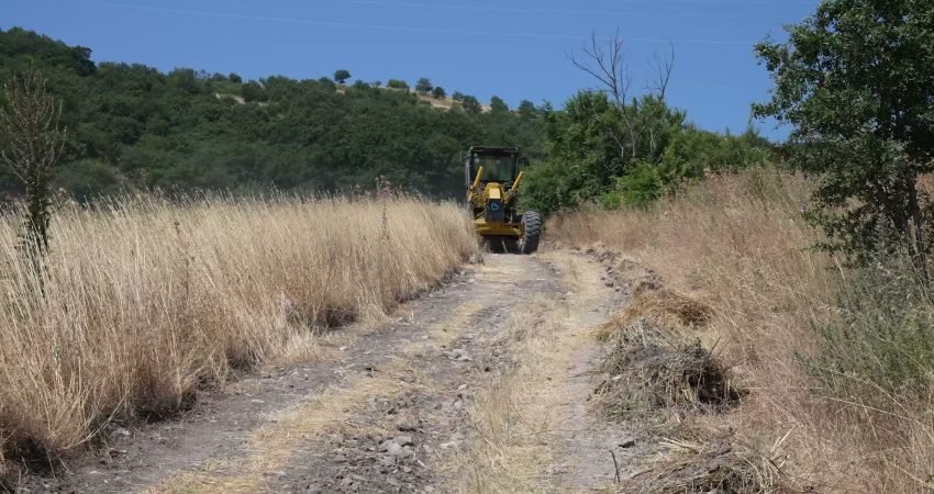 Balıkesir Büyükşehir Belediyesi, 20 ilçedeki tarla ve zeytinlik yollarında çalışmalarını