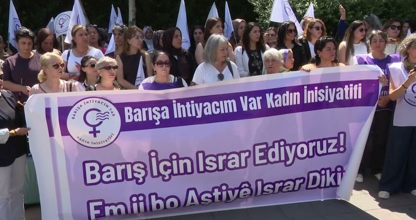 Barışa İhtiyacım Var Kadın İnisiyatifi tarafından, terör örgütü PKK'nın silah yakma