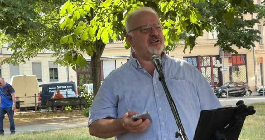 Almanya'nın başkenti Berlin'de, komedyen Deniz Göktaş'a destek amacıyla düzenlenen dayanışma