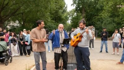 Komedyen Deniz Göktaş’ın tutuklanmasına karşı Berlin'de dayanışma eylemi düzenlendi. Katılımcılar,