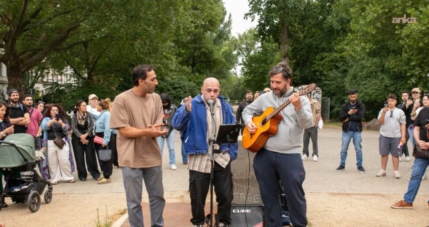 Komedyen Deniz Göktaş’ın tutuklanmasına karşı Berlin'de dayanışma eylemi düzenlendi. Katılımcılar,