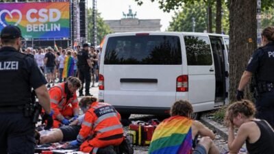 Almanya'nın başkenti Berlin'de binlerce kişinin katıldığı "onur yürüyüşü" sırasında minibüs