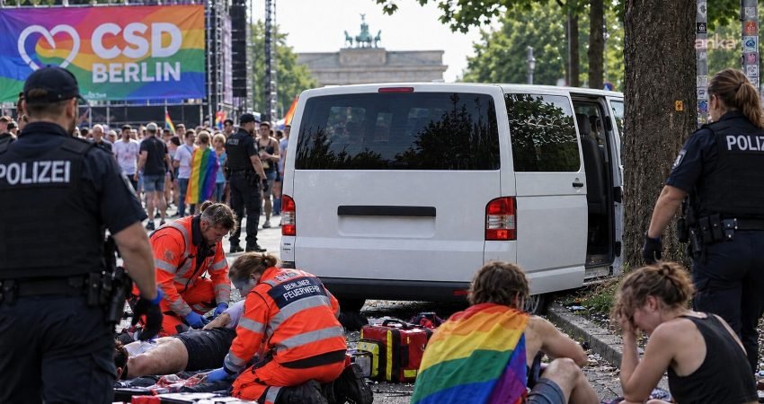 Almanya'nın başkenti Berlin'de binlerce kişinin katıldığı "onur yürüyüşü" sırasında minibüs