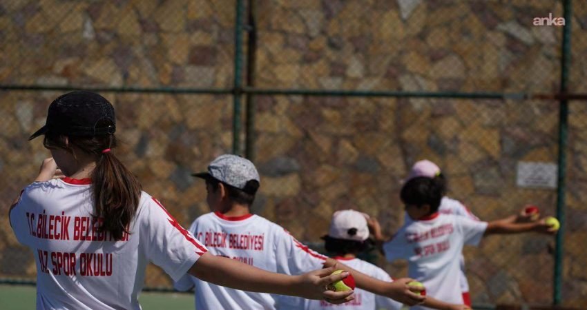Bilecik Belediyesi'nin Yaz Spor Okulları'nda yüzlerce çocuk dört farklı branşta