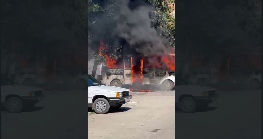 Bilecik'te park halindeki minibüste çıkan yangın ekiplerin müdahalesi sonucu söndürüldü.
