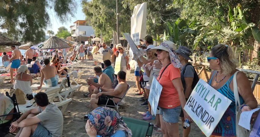 Muğla’nın Bodrum ilçesinde Gümüşlük Forum üyeleri, kıyıların kamusal niteliğinin korunmasına