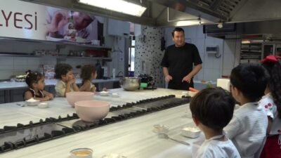 Bornova Belediyesi'nin düzenlediği "Minik Şefler Tatilde Mutfakta" etkinliği, başladı. Pastacılık